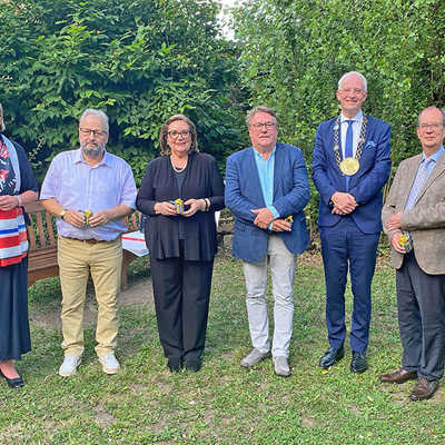 Nach der Verleihung der Ehrenringe trifft sich OB Wolfram Leibe (3. v. r.) mit den neuen Trägerinnen und Trägern zum Gruppenfoto im Garten neben dem Großen Rathaussaal: Jörg Reifenberg (CDU), Christiane Probst und Hans-Alwin Schmitz (UBT), Dr. Maria Duran-Kremer (SPD), Richard Leuckefeld (Grüne), Thomas Albrecht (CDU) und Dominik Heinrich (Grüne, v. l.). Nicht mit dabei ist Berti Adams.