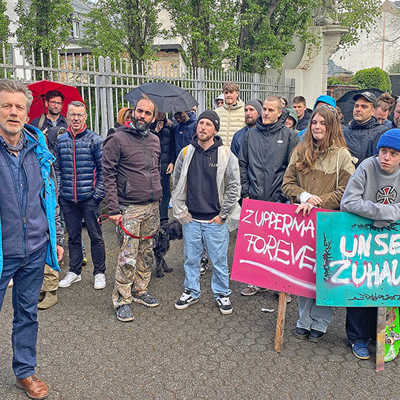 Vor der Entscheidung im Stadtrat warben Jugendliche aus der Skaterszene für ihr Projekt. OB Wolfram Leibe (l.) suchte das Gespräch mit ihnen sowie mit Reinhold Spitzley, Geschäftsführer des Palais e. V.