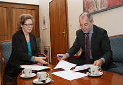Dagmar Barzen und Klaus Jensen bei der Vertragsunterzeichnung