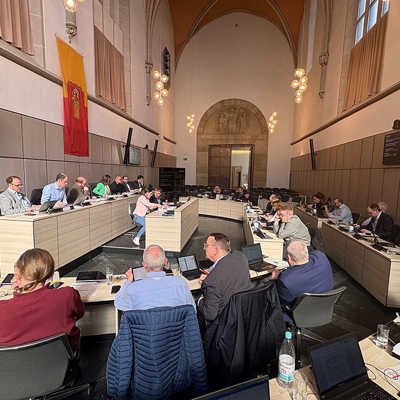 Sitzung des Haushalts- und Personalausschusses im Großen Rathaussaal. In dem Ausschuss sind 17 Stadtratsmitglieder aus allen Fraktionen vertreten. Hier wurden vergangene Woche Änderungen am Haushaltsentwurf 2025 diskutiert, den die Verwaltung eingebracht hat. Foto: Presseamt der Stadt Trier/Michael Schmitz