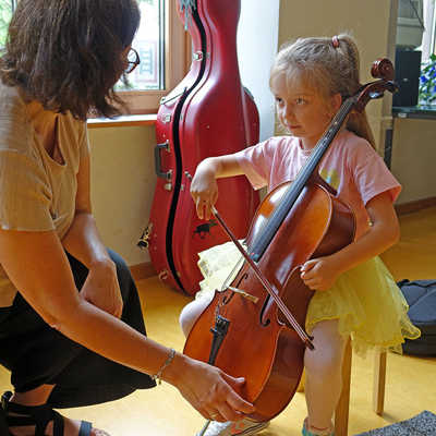 In der städtischen Karl-Berg-Musikschule lernen schon die Kleinsten, mit Instrumenten umzugehen. Archivfoto: Musikschule