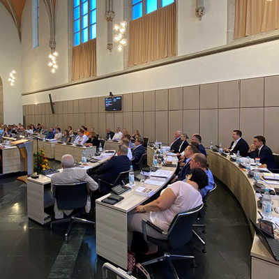 Der neue Stadtrat besteht aus 56 Mitgliedern, die alle von Oberbürgermeister Wolfram Leibe per Handschlag für ihre kommunalpolitische Aufgabe verpflichtet wurden.