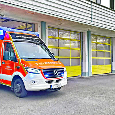 Ein Rettungswagen der Berufsfeuerwehr Trier fährt mit Blaulicht zum Einsatz. Der Rettungsdienst der Feuerwehr ist in über 85 Prozent der Fälle in unter acht Minuten vor Ort.